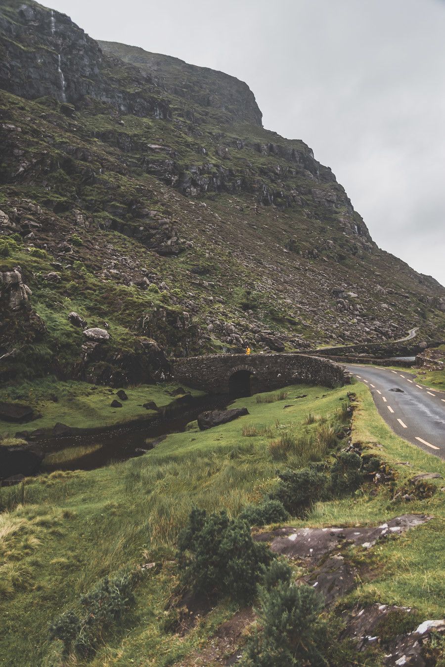 Routes sinueuses dans le comté de Kerry en Irlande