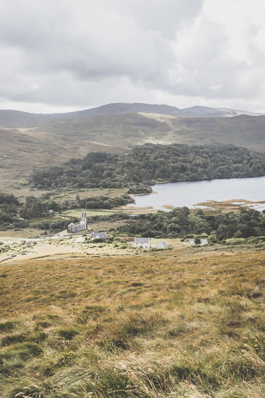 Vous planifiez un road trip en Irlande ? N’oubliez pas le comté de Donegal. Entre belles plages et falaises imposantes, ce comté saura vous surprendre et vous émerveiller. Vous trouverez dans cet article conseils pratiques et itinéraire. Irlande road trip / Road trip Irlande / Irlande paysage / Irlande / Donegal Ireland / Donegal things to do / Voyage Irlande / Voyage en Irlande / Carnet de voyage Irlande / Carnet voyage Irlande