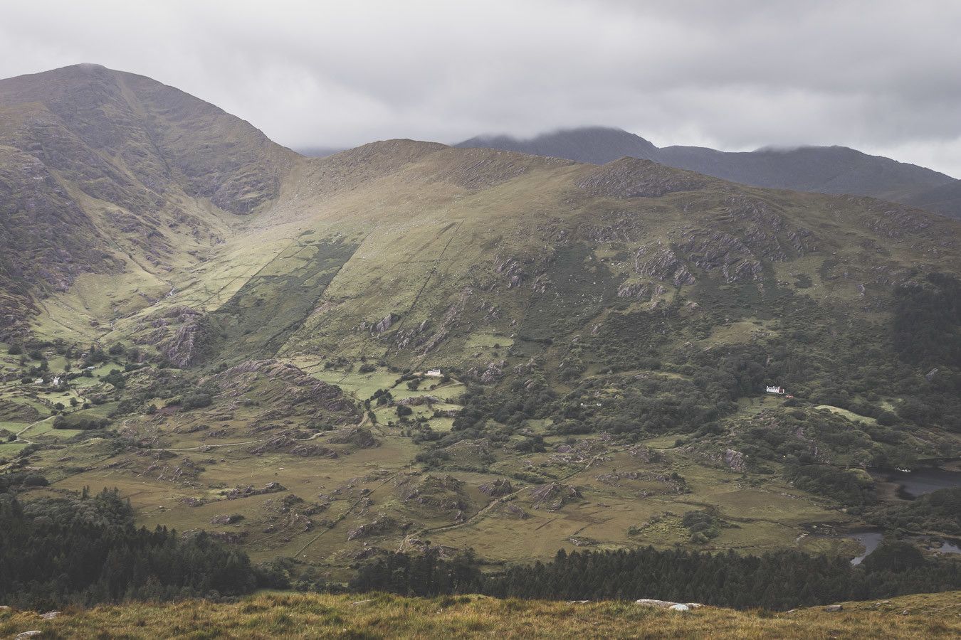 Vue sur les montagnes irlandes du comté de Kerry