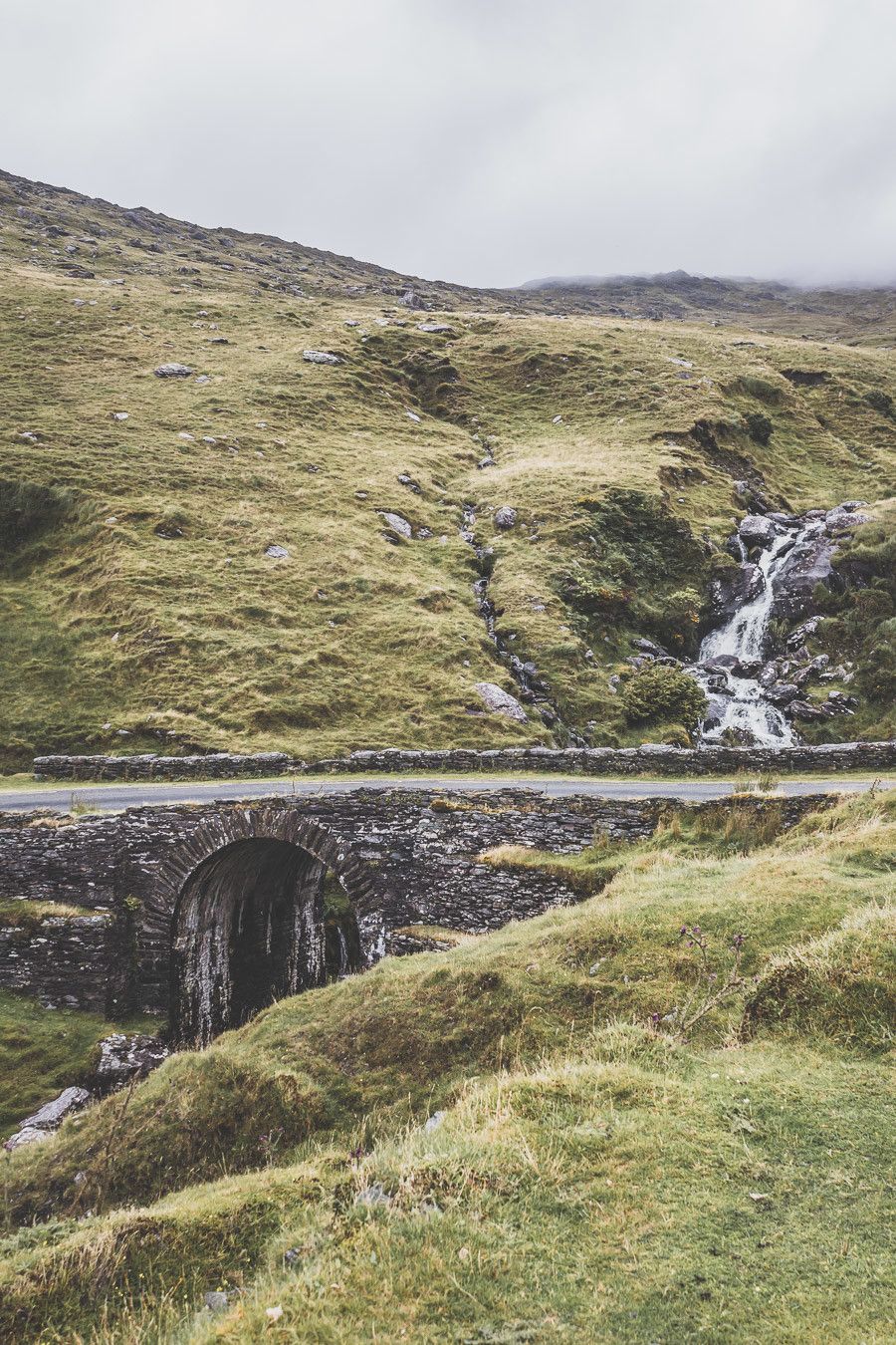 Les routes sinueuses en Irlande 