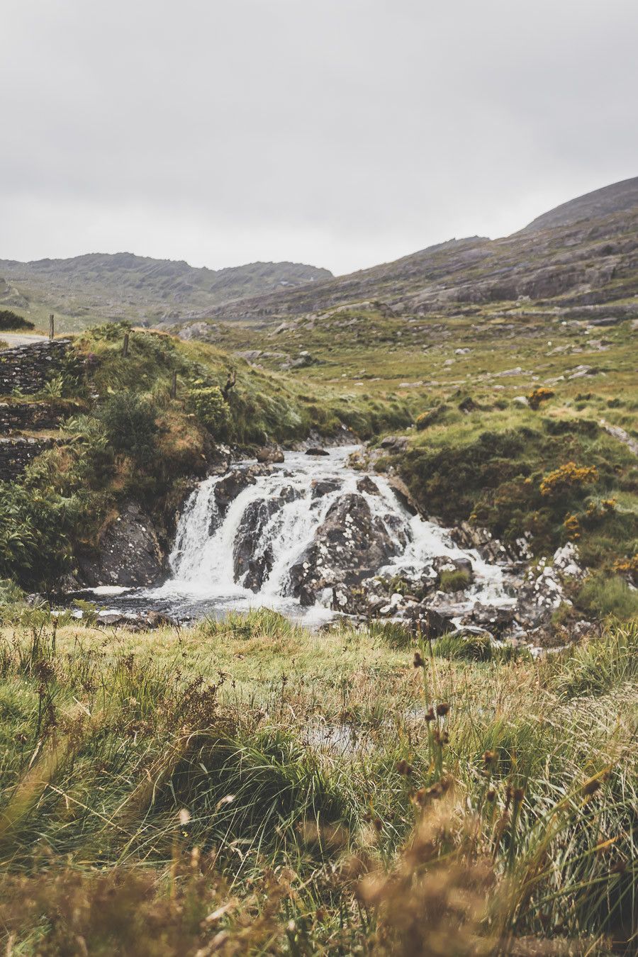 Cascade en bord de route sur la Healy Pass