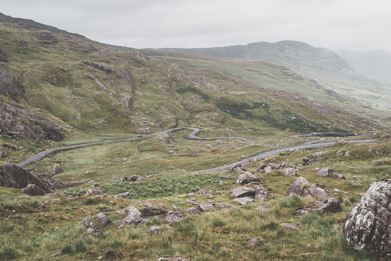 Les magnifiques routes sinueuses en Irlande