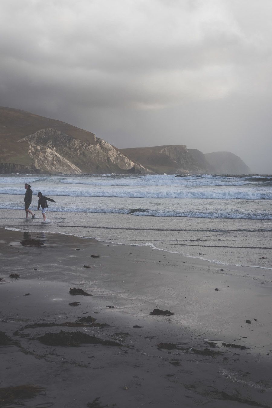 La plage de Keel Beach sur l'île d'Achill dans le comté de Mayo