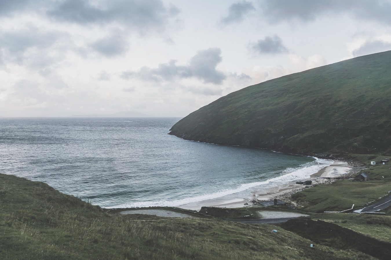 La plage de Keem Beach sur l'île d'Achill dans le comté de Mayo