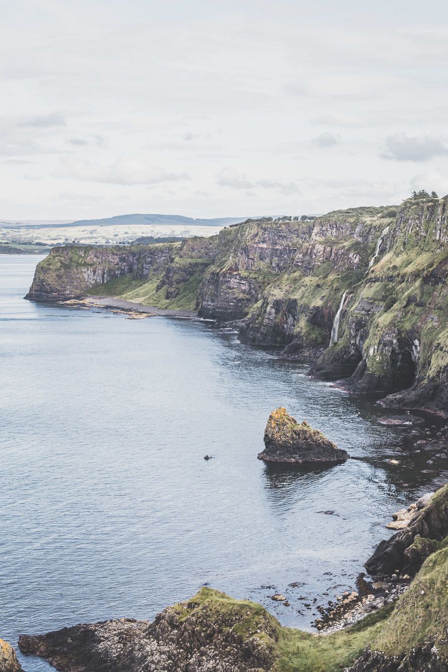 Vous ne connaissez pas encore l’Irlande-du-Nord ? Vous rêvez d’un voyage en Irlande-du-Nord ? Cet article est fait pour vous ! Il vous aidera à préparer votre road trip dans des lieux incroyables comme la Chaussée des Géants ou le pont Carrick-a-Rede. Vous découvrirez des lieux de tournage de Game of Thrones. Road trip Irlande / Irlande du Nord / Irlande voyage / Irlande paysage / Irlande road trip / Irlande du Nord voyage / Irlande du Nord paysage / Circuit Irlande du Nord / Game of Thrones