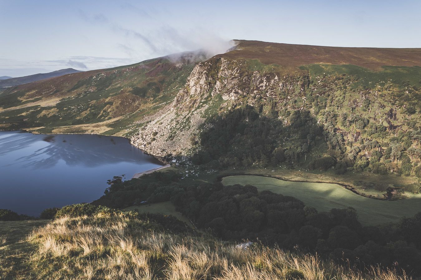 Vous rêvez ou planifiez un road trip en Irlande ? Vous partez en vacances à Dublin et souhaitez faire une excursion en dehors de la ville ? Pensez au Parc National des Montagnes de Wicklow ! C’est un paradis pour les randonneurs et pour les amoureux de grands espaces. Irlande road trip / Road trip Irlande / Irlande paysage / Irlande voyage / Voyage Irlande / Voyage en Irlande / Dublin / Wicklow ireland / Wicklow mountains / Wicklow Mountains National Park