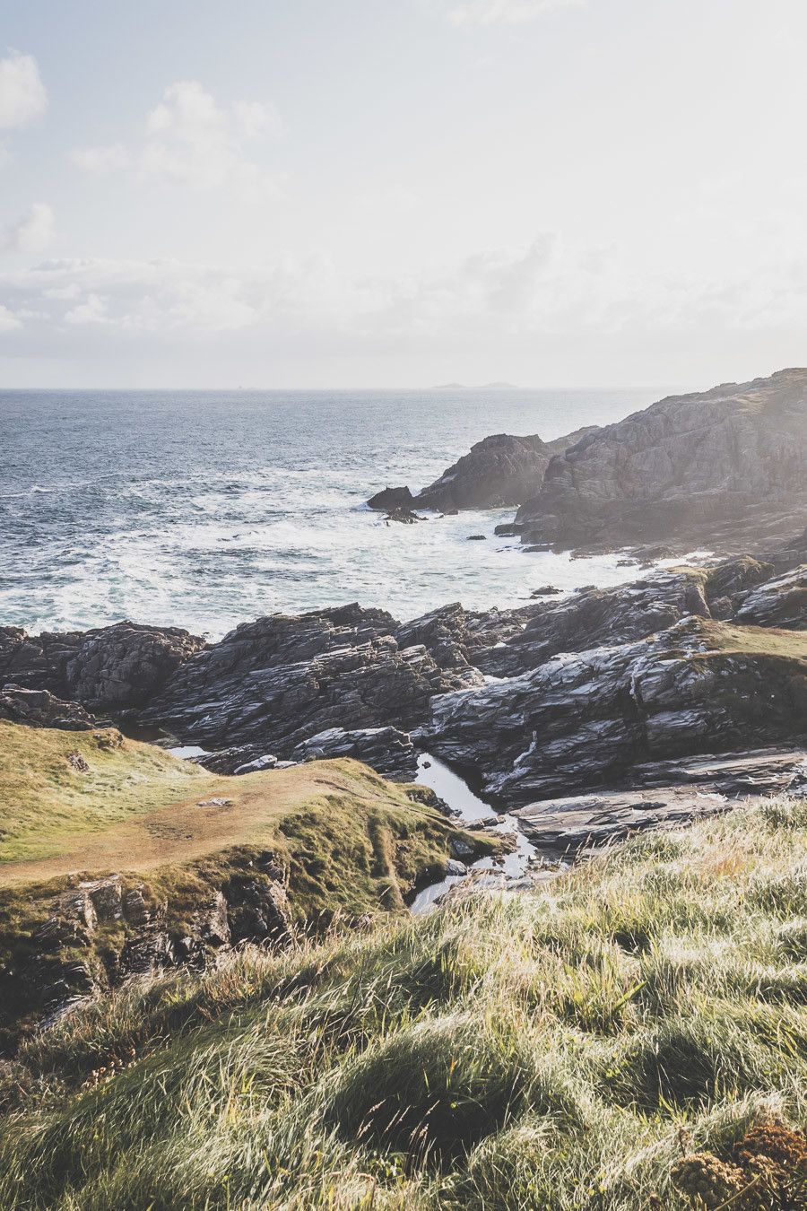 Vous planifiez un road trip en Irlande ? N’oubliez pas le comté de Donegal. Entre belles plages et falaises imposantes, ce comté saura vous surprendre et vous émerveiller. Vous trouverez dans cet article conseils pratiques et itinéraire. Irlande road trip / Road trip Irlande / Irlande paysage / Irlande / Donegal Ireland / Donegal things to do / Voyage Irlande / Voyage en Irlande / Carnet de voyage Irlande / Carnet voyage Irlande