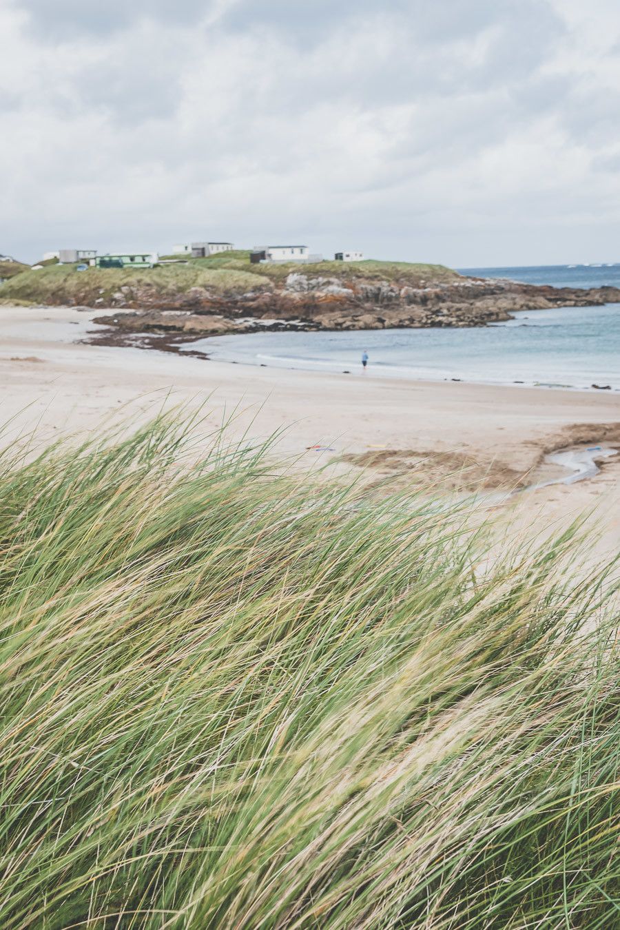 Vous planifiez un road trip en Irlande ? N’oubliez pas le comté de Donegal. Entre belles plages et falaises imposantes, ce comté saura vous surprendre et vous émerveiller. Vous trouverez dans cet article conseils pratiques et itinéraire. Irlande road trip / Road trip Irlande / Irlande paysage / Irlande / Donegal Ireland / Donegal things to do / Voyage Irlande / Voyage en Irlande / Carnet de voyage Irlande / Carnet voyage Irlande