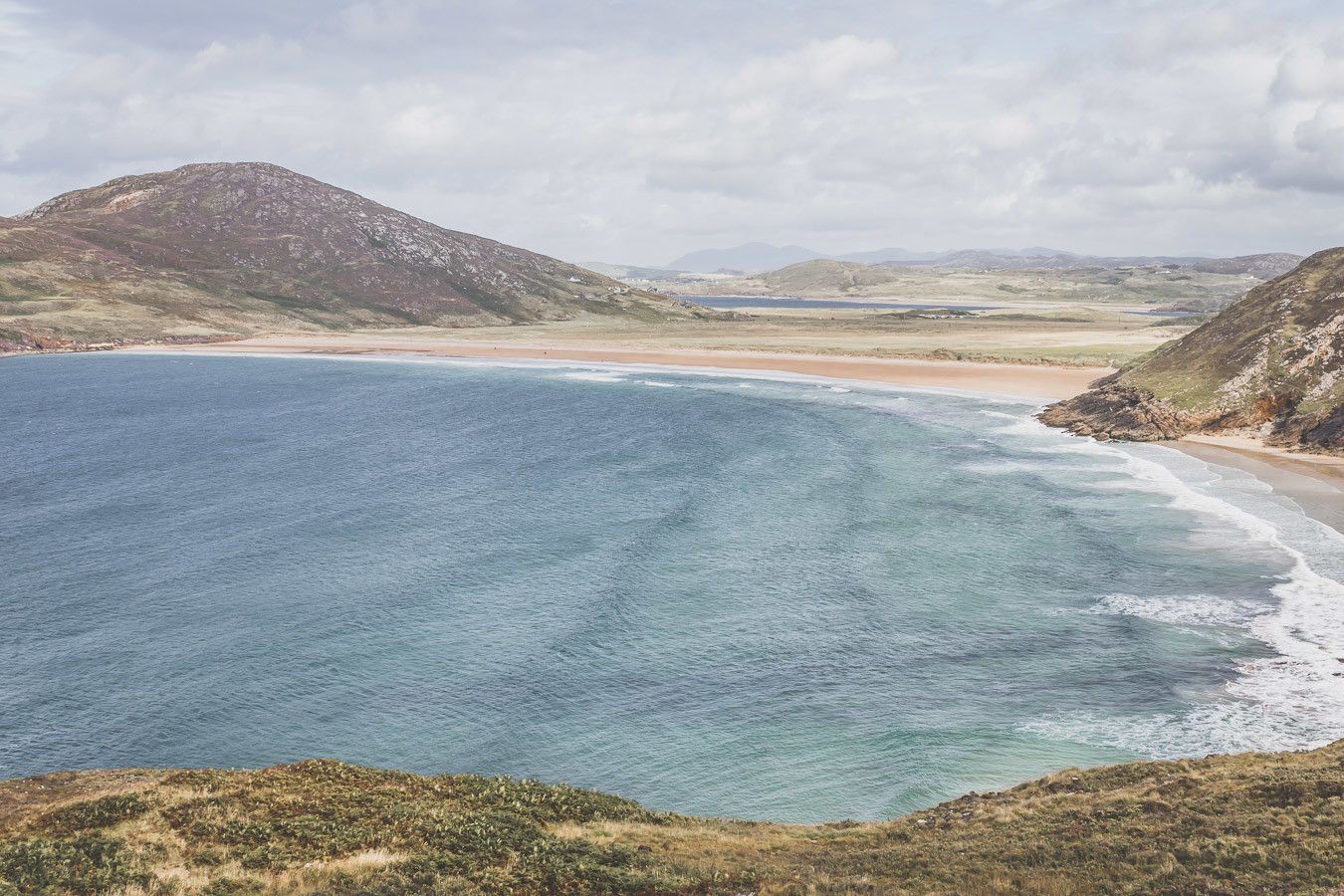 Vous planifiez un road trip en Irlande ? N’oubliez pas le comté de Donegal. Entre belles plages et falaises imposantes, ce comté saura vous surprendre et vous émerveiller. Vous trouverez dans cet article conseils pratiques et itinéraire. Irlande road trip / Road trip Irlande / Irlande paysage / Irlande / Donegal Ireland / Donegal things to do / Voyage Irlande / Voyage en Irlande / Carnet de voyage Irlande / Carnet voyage Irlande