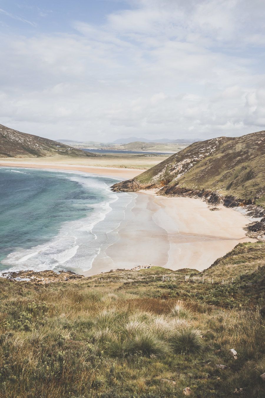 Vous planifiez un road trip en Irlande ? N’oubliez pas le comté de Donegal. Entre belles plages et falaises imposantes, ce comté saura vous surprendre et vous émerveiller. Vous trouverez dans cet article conseils pratiques et itinéraire. Irlande road trip / Road trip Irlande / Irlande paysage / Irlande / Donegal Ireland / Donegal things to do / Voyage Irlande / Voyage en Irlande / Carnet de voyage Irlande / Carnet voyage Irlande