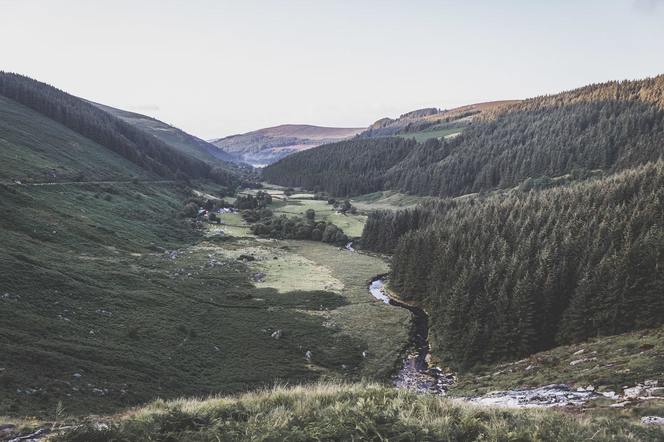 Vous rêvez ou planifiez un road trip en Irlande ? Vous partez en vacances à Dublin et souhaitez faire une excursion en dehors de la ville ? Pensez au Parc National des Montagnes de Wicklow ! C’est un paradis pour les randonneurs et pour les amoureux de grands espaces. Irlande road trip / Road trip Irlande / Irlande paysage / Irlande voyage / Voyage Irlande / Voyage en Irlande / Dublin / Wicklow ireland / Wicklow mountains / Wicklow Mountains National Park