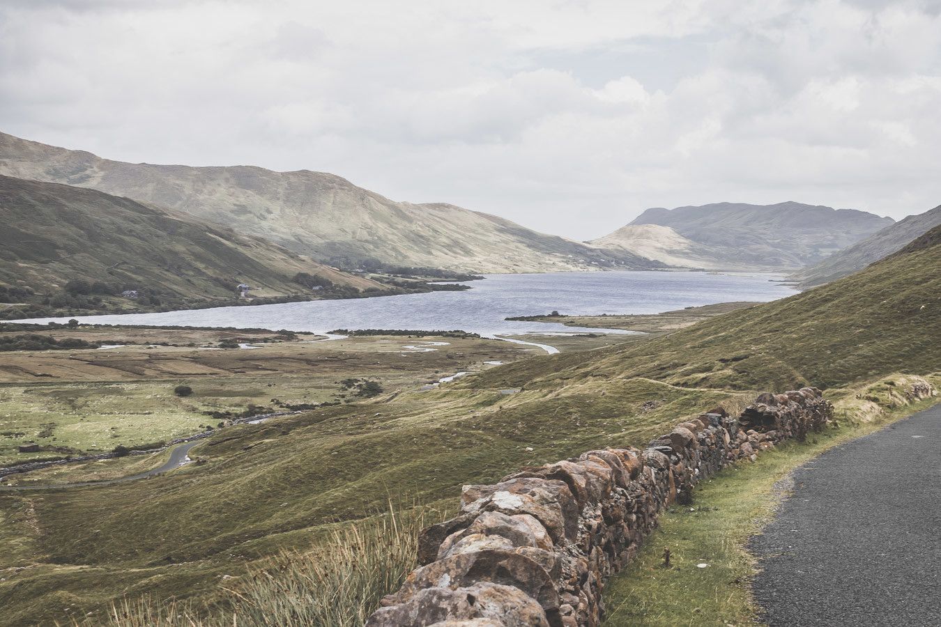 magnifique paysage depuis la route en irlande