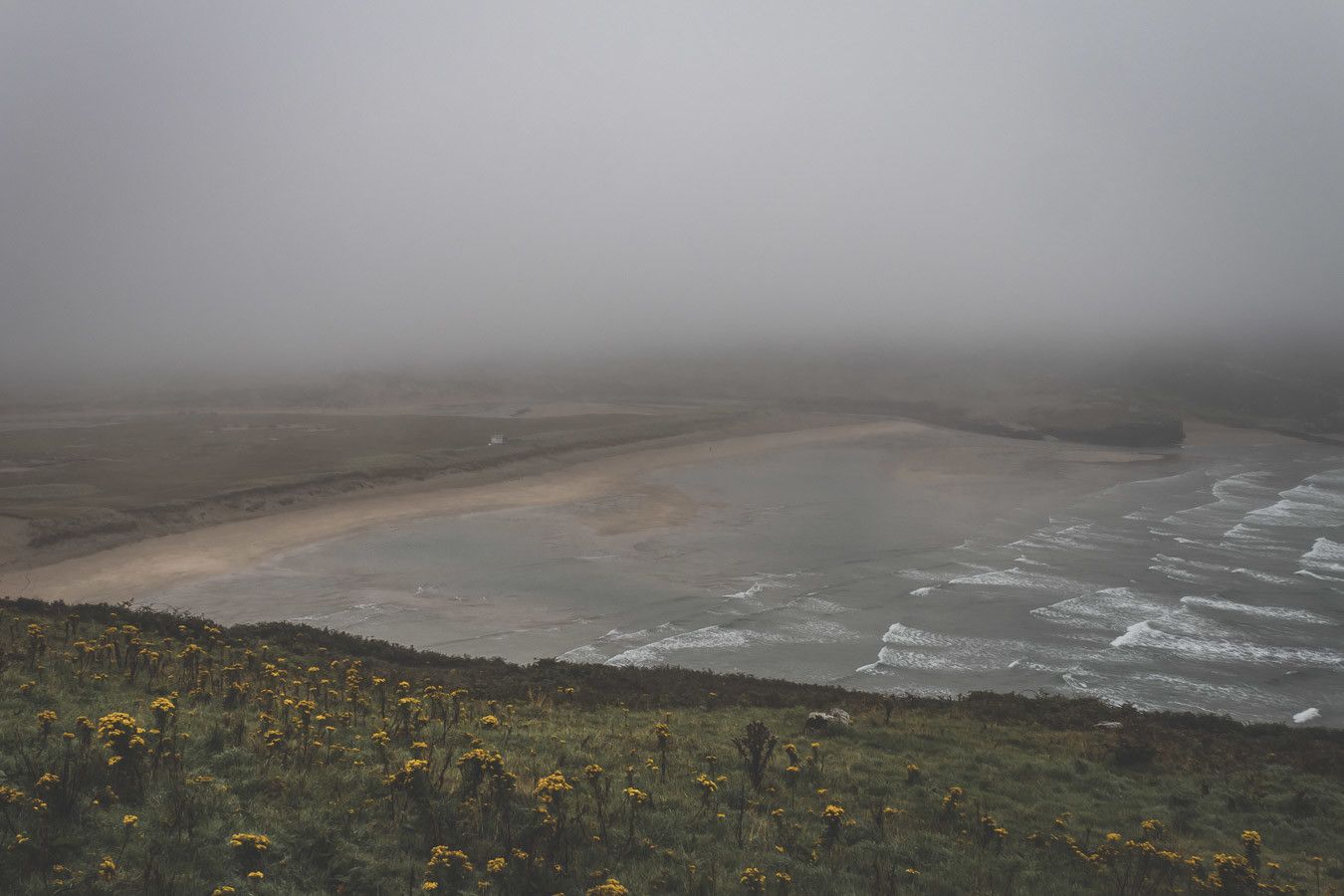 La plage de Barley Cove Beach sous le brouillard