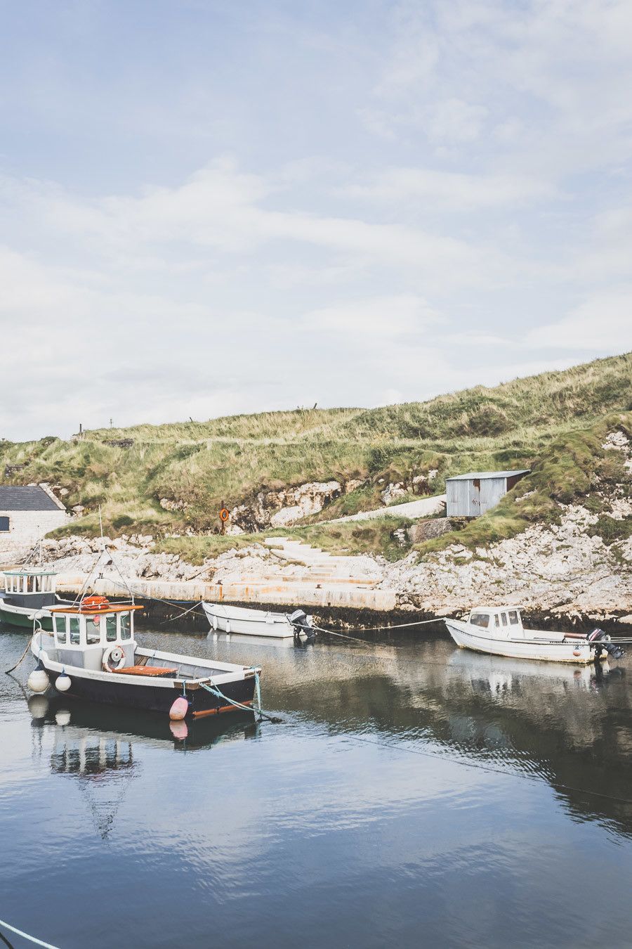 Vous ne connaissez pas encore l’Irlande-du-Nord ? Vous rêvez d’un voyage en Irlande-du-Nord ? Cet article est fait pour vous ! Il vous aidera à préparer votre road trip dans des lieux incroyables comme la Chaussée des Géants ou le pont Carrick-a-Rede. Vous découvrirez des lieux de tournage de Game of Thrones. Road trip Irlande / Irlande du Nord / Irlande voyage / Irlande paysage / Irlande road trip / Irlande du Nord voyage / Irlande du Nord paysage / Circuit Irlande du Nord / Game of Thrones