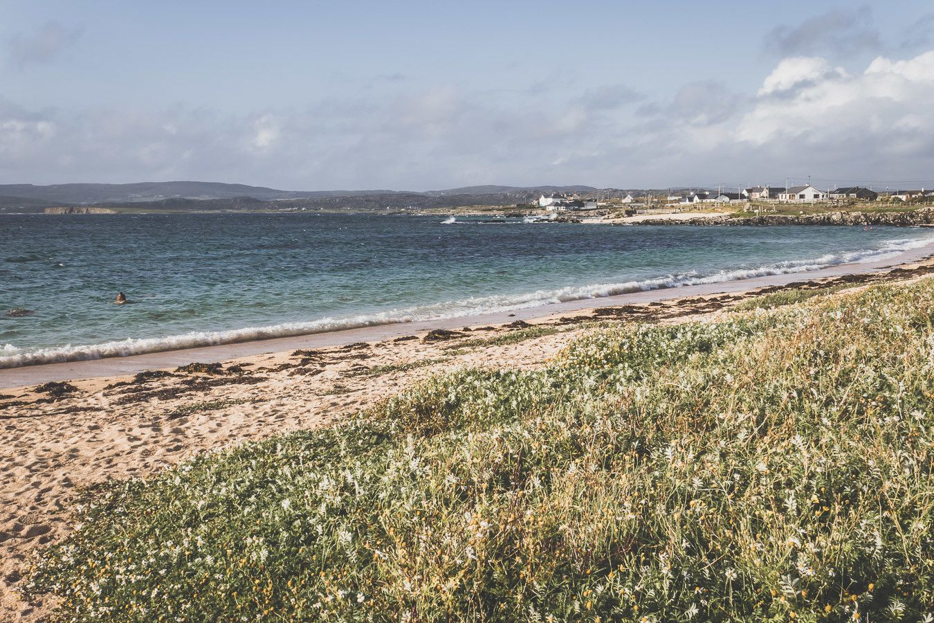 Vous souhaitez visiter le Connemara ? Découvrir la ville de Galway et ses alentours ? Ce guide est fait pour vous ! Il saura vous aiguiller / Irlande road trip / Road trip Irlande / Irlande paysage / Irlande voyage / Voyage Irlande / Irlande voyage / Voyage Irlande / Voyage en Irlande / Carnet de voyage en Irlande / Carnet voyage Irlande / Connemara Irlande / Connemara national park / Galway Ireland / Galway Irlande / Galway things to do