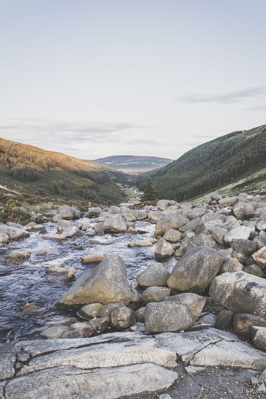 Vous rêvez ou planifiez un road trip en Irlande ? Vous partez en vacances à Dublin et souhaitez faire une excursion en dehors de la ville ? Pensez au Parc National des Montagnes de Wicklow ! C’est un paradis pour les randonneurs et pour les amoureux de grands espaces. Irlande road trip / Road trip Irlande / Irlande paysage / Irlande voyage / Voyage Irlande / Voyage en Irlande / Dublin / Wicklow ireland / Wicklow mountains / Wicklow Mountains National Park