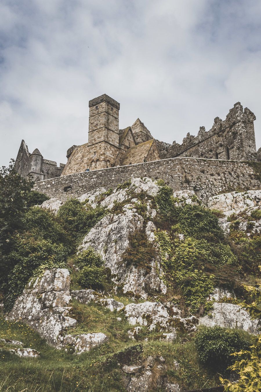 Vue depuis le parking sur le Rock Of Cashel