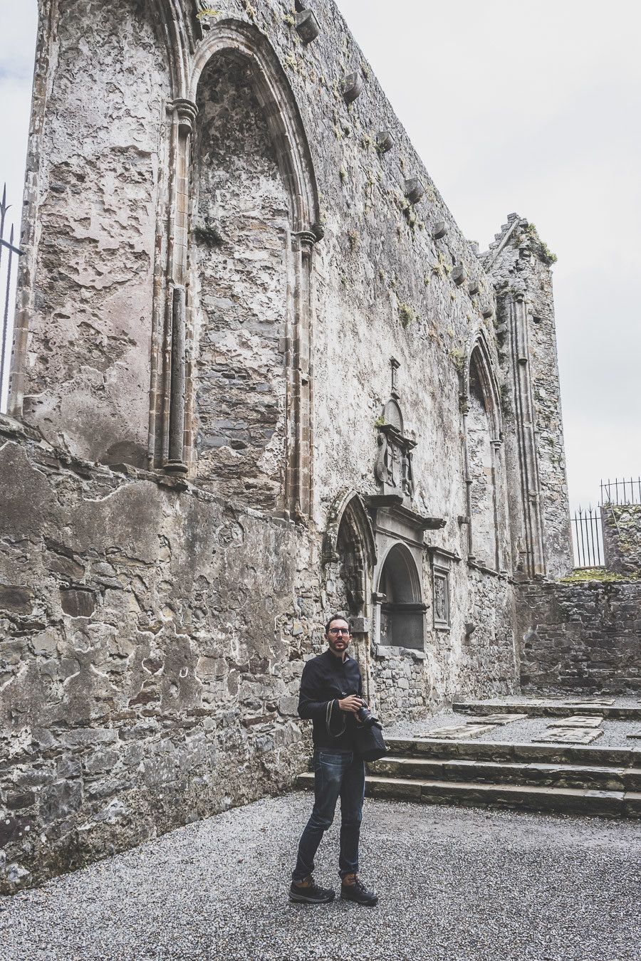 Arpenter au milieu du Rock of Cashel