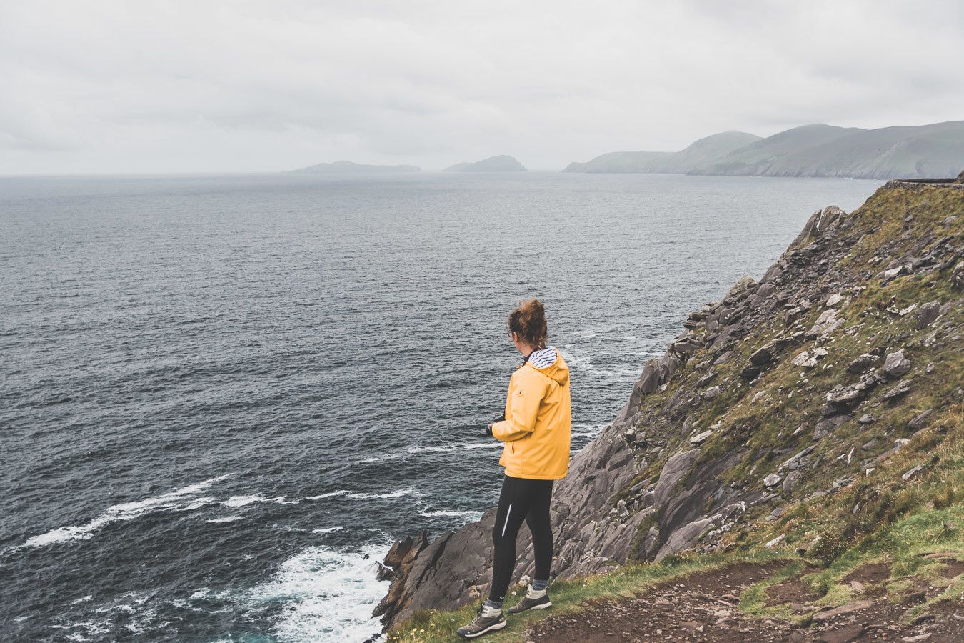 Vue sur les falaises irlandaises lors d'un road trip en van