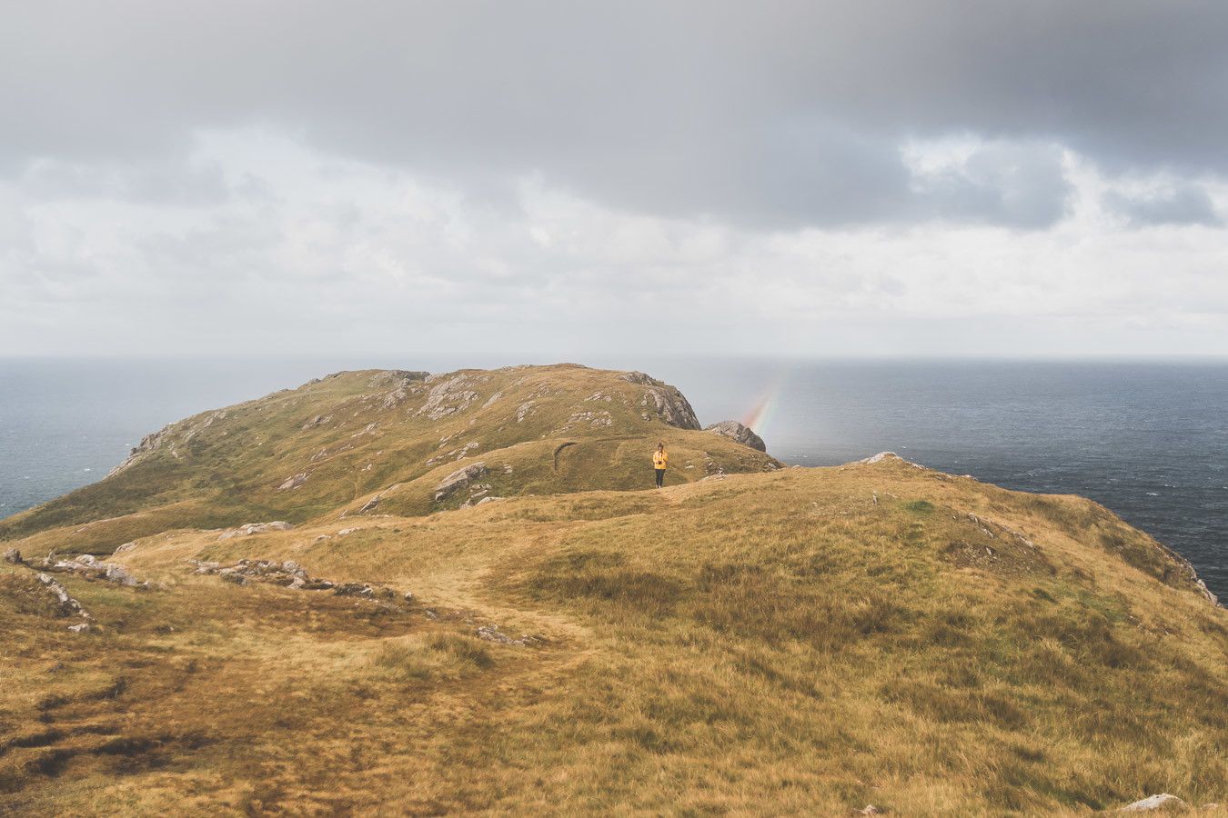 Vous planifiez un road trip en Irlande ? N’oubliez pas le comté de Donegal. Entre belles plages et falaises imposantes, ce comté saura vous surprendre et vous émerveiller. Vous trouverez dans cet article conseils pratiques et itinéraire. Irlande road trip / Road trip Irlande / Irlande paysage / Irlande / Donegal Ireland / Donegal things to do / Voyage Irlande / Voyage en Irlande / Carnet de voyage Irlande / Carnet voyage Irlande