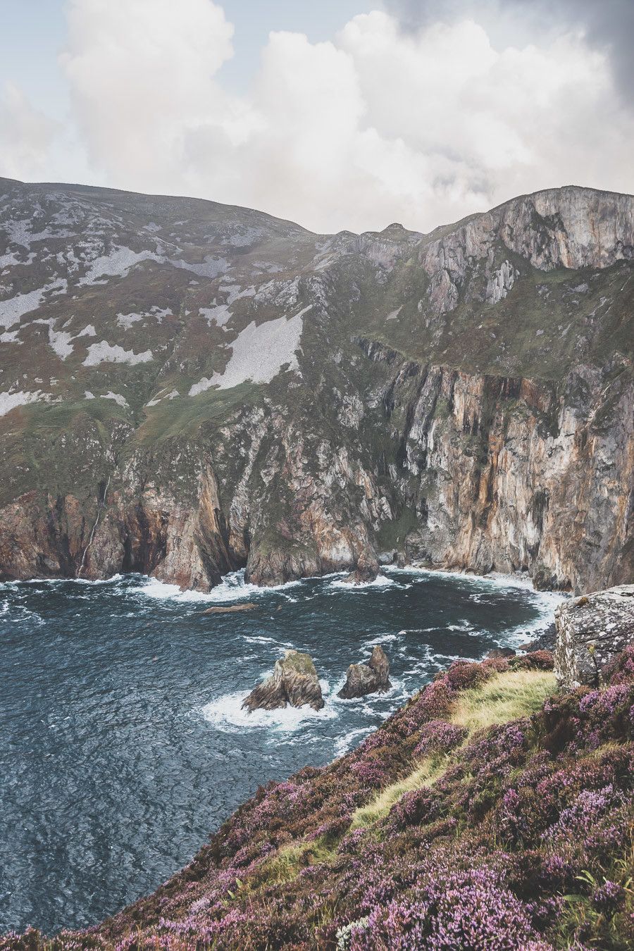 Vous planifiez un road trip en Irlande ? N’oubliez pas le comté de Donegal. Entre belles plages et falaises imposantes, ce comté saura vous surprendre et vous émerveiller. Vous trouverez dans cet article conseils pratiques et itinéraire. Irlande road trip / Road trip Irlande / Irlande paysage / Irlande / Donegal Ireland / Donegal things to do / Voyage Irlande / Voyage en Irlande / Carnet de voyage Irlande / Carnet voyage Irlande