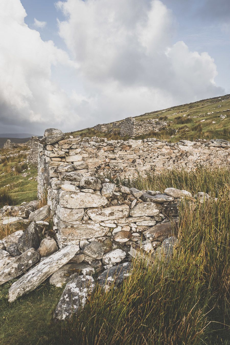 Le village abandonné de Slievemore sur l'île d'Achill