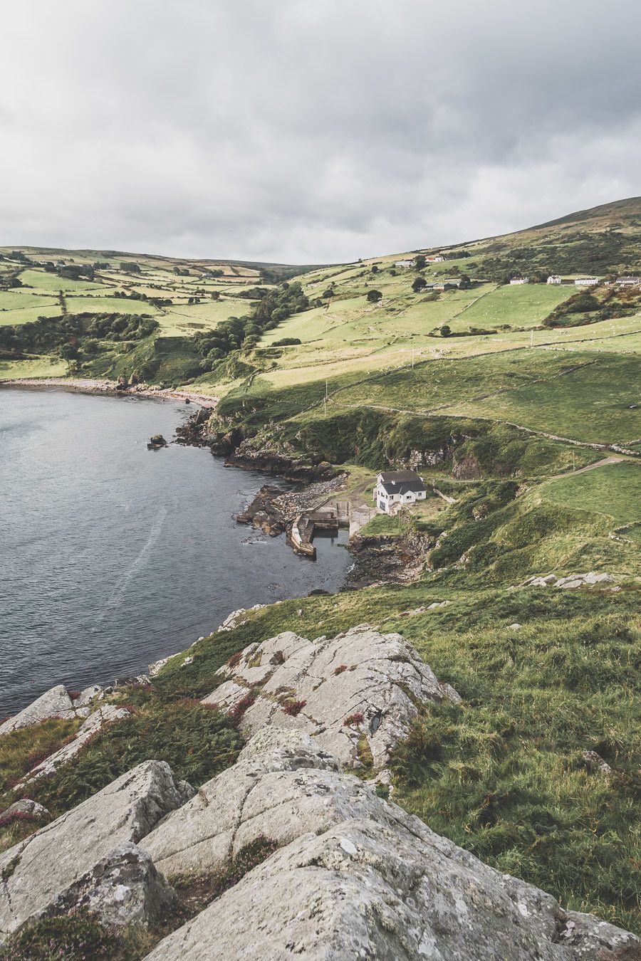 Vous ne connaissez pas encore l’Irlande-du-Nord ? Vous rêvez d’un voyage en Irlande-du-Nord ? Cet article est fait pour vous ! Il vous aidera à préparer votre road trip dans des lieux incroyables comme la Chaussée des Géants ou le pont Carrick-a-Rede. Vous découvrirez des lieux de tournage de Game of Thrones. Road trip Irlande / Irlande du Nord / Irlande voyage / Irlande paysage / Irlande road trip / Irlande du Nord voyage / Irlande du Nord paysage / Circuit Irlande du Nord / Game of Thrones