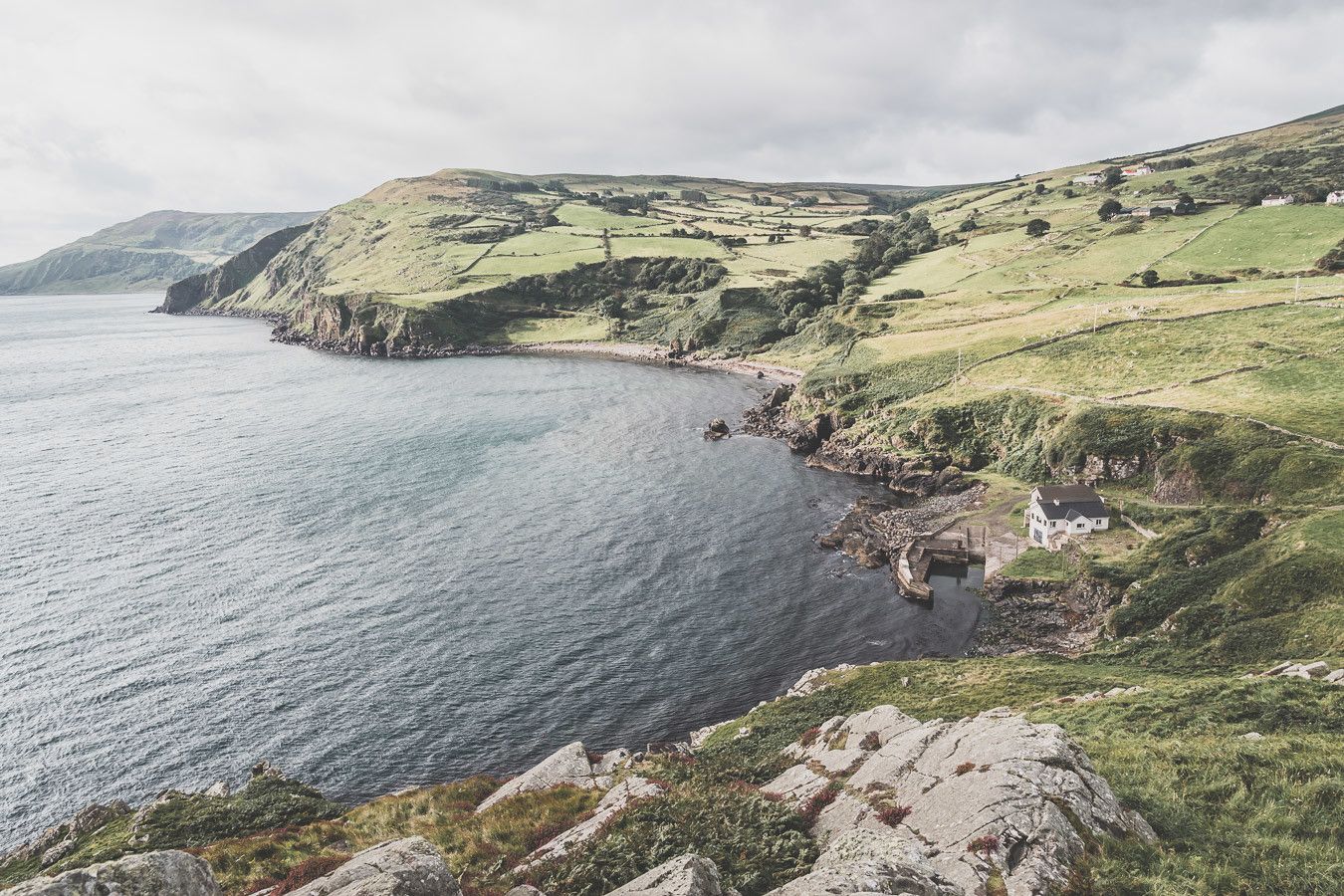 Vous ne connaissez pas encore l’Irlande-du-Nord ? Vous rêvez d’un voyage en Irlande-du-Nord ? Cet article est fait pour vous ! Il vous aidera à préparer votre road trip dans des lieux incroyables comme la Chaussée des Géants ou le pont Carrick-a-Rede. Vous découvrirez des lieux de tournage de Game of Thrones. Road trip Irlande / Irlande du Nord / Irlande voyage / Irlande paysage / Irlande road trip / Irlande du Nord voyage / Irlande du Nord paysage / Circuit Irlande du Nord / Game of Thrones