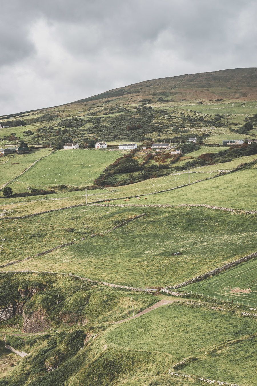 Vous ne connaissez pas encore l’Irlande-du-Nord ? Vous rêvez d’un voyage en Irlande-du-Nord ? Cet article est fait pour vous ! Il vous aidera à préparer votre road trip dans des lieux incroyables comme la Chaussée des Géants ou le pont Carrick-a-Rede. Vous découvrirez des lieux de tournage de Game of Thrones. Road trip Irlande / Irlande du Nord / Irlande voyage / Irlande paysage / Irlande road trip / Irlande du Nord voyage / Irlande du Nord paysage / Circuit Irlande du Nord / Game of Thrones