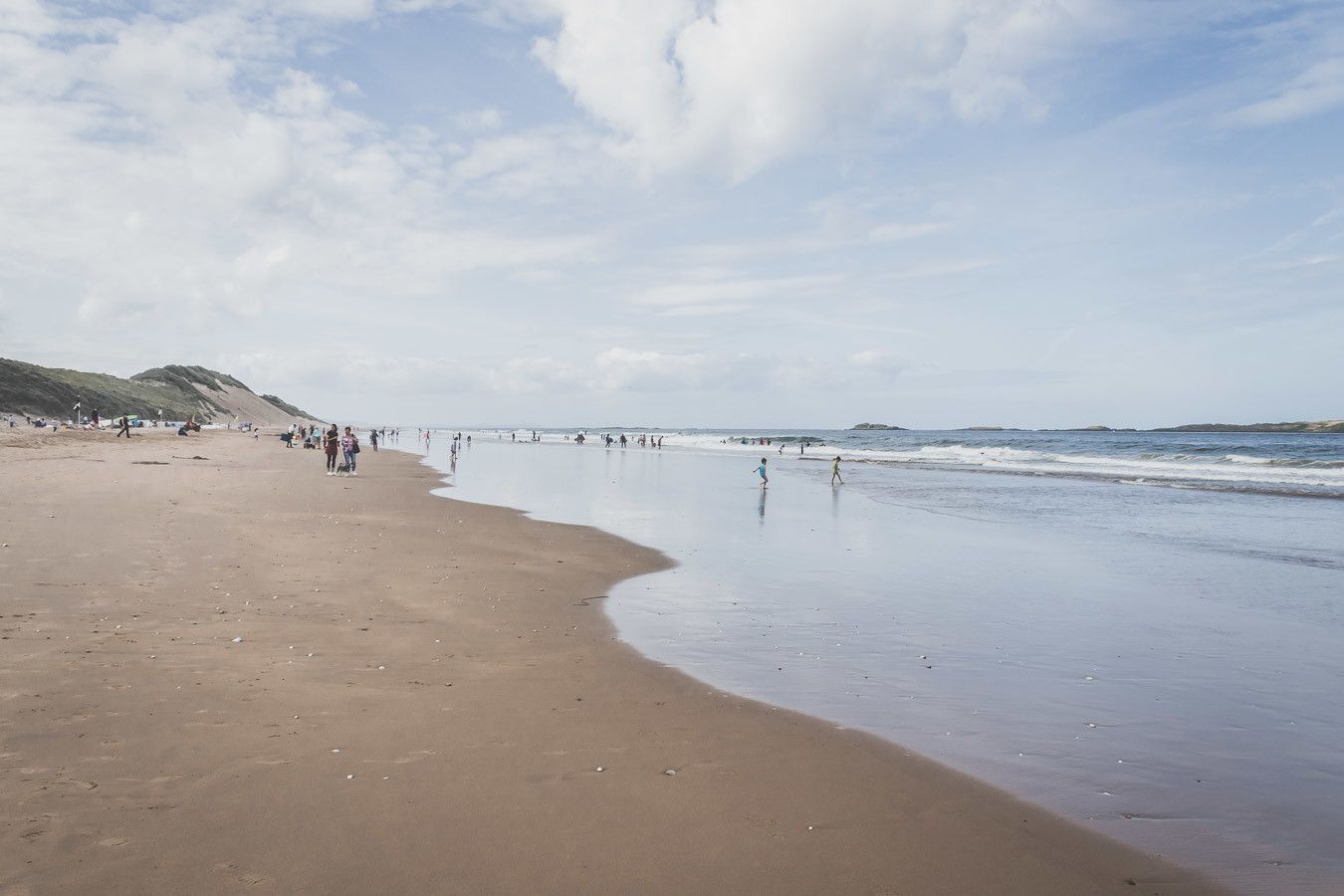 Mer et étendue de sable en Irlande du Nord