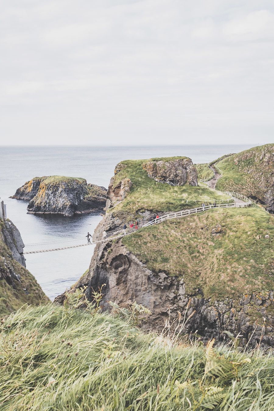 Vous ne connaissez pas encore l’Irlande-du-Nord ? Vous rêvez d’un voyage en Irlande-du-Nord ? Cet article est fait pour vous ! Il vous aidera à préparer votre road trip dans des lieux incroyables comme la Chaussée des Géants ou le pont Carrick-a-Rede. Vous découvrirez des lieux de tournage de Game of Thrones. Road trip Irlande / Irlande du Nord / Irlande voyage / Irlande paysage / Irlande road trip / Irlande du Nord voyage / Irlande du Nord paysage / Circuit Irlande du Nord / Game of Thrones