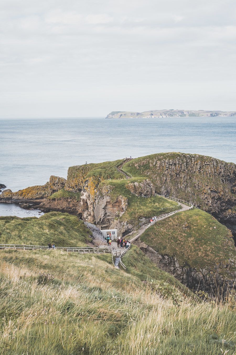 Vous ne connaissez pas encore l’Irlande-du-Nord ? Vous rêvez d’un voyage en Irlande-du-Nord ? Cet article est fait pour vous ! Il vous aidera à préparer votre road trip dans des lieux incroyables comme la Chaussée des Géants ou le pont Carrick-a-Rede. Vous découvrirez des lieux de tournage de Game of Thrones. Road trip Irlande / Irlande du Nord / Irlande voyage / Irlande paysage / Irlande road trip / Irlande du Nord voyage / Irlande du Nord paysage / Circuit Irlande du Nord / Game of Thrones