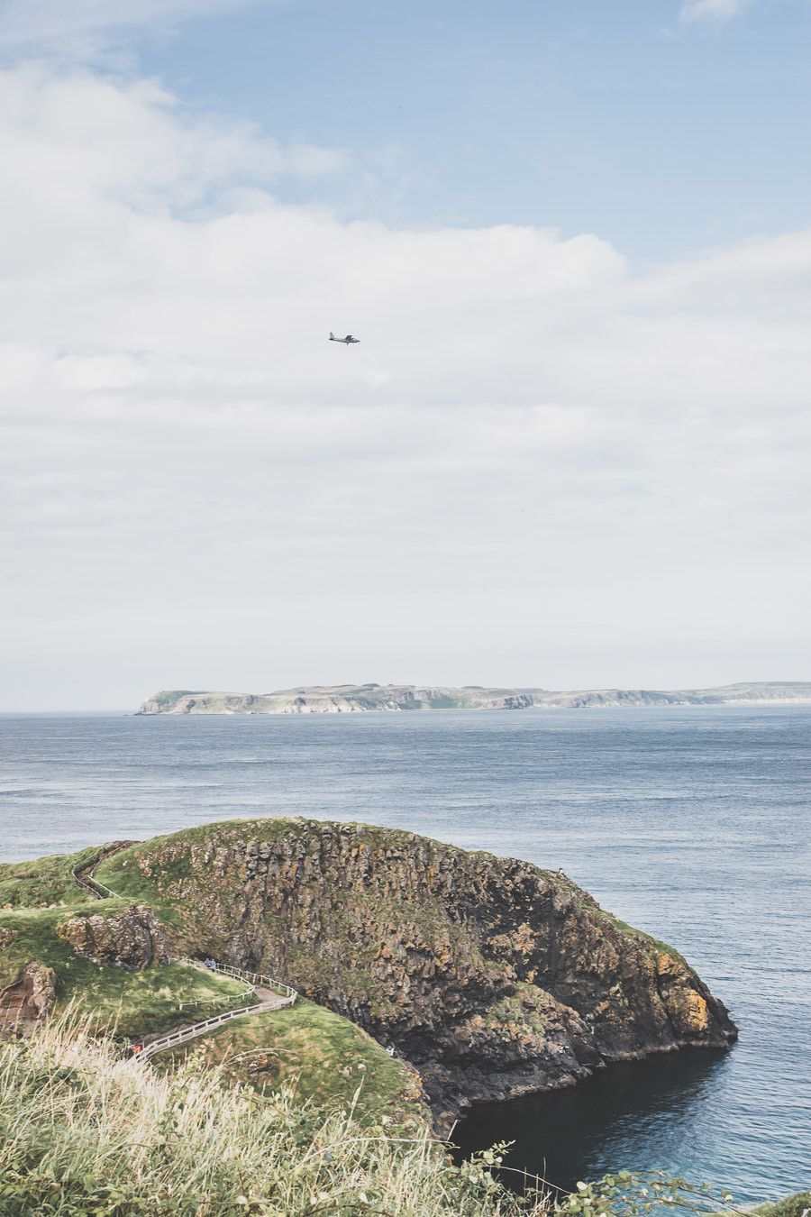 Vous ne connaissez pas encore l’Irlande-du-Nord ? Vous rêvez d’un voyage en Irlande-du-Nord ? Cet article est fait pour vous ! Il vous aidera à préparer votre road trip dans des lieux incroyables comme la Chaussée des Géants ou le pont Carrick-a-Rede. Vous découvrirez des lieux de tournage de Game of Thrones. Road trip Irlande / Irlande du Nord / Irlande voyage / Irlande paysage / Irlande road trip / Irlande du Nord voyage / Irlande du Nord paysage / Circuit Irlande du Nord / Game of Thrones