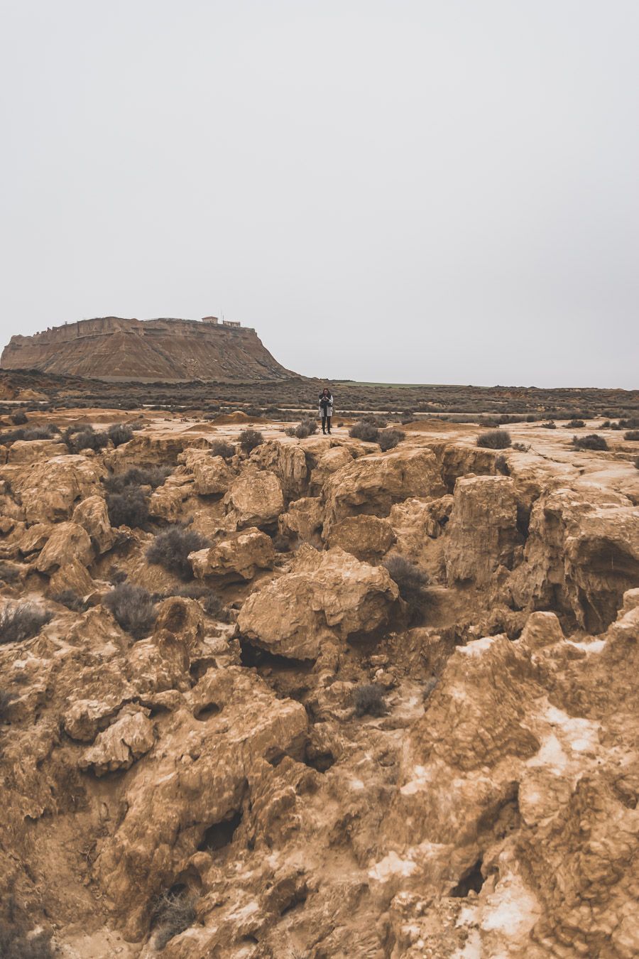 tout petit face à l'immensité du désert