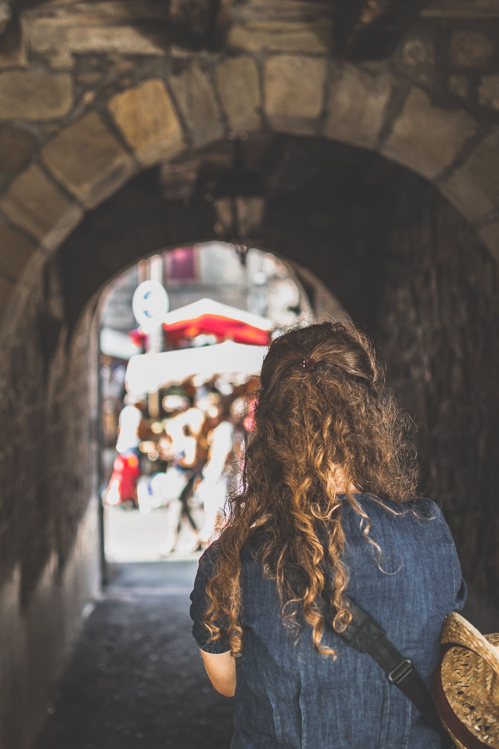 femme sous une arche de pierre