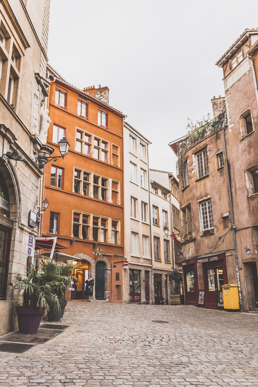 Place de la Trinité dans le Vieux-Lyon ?