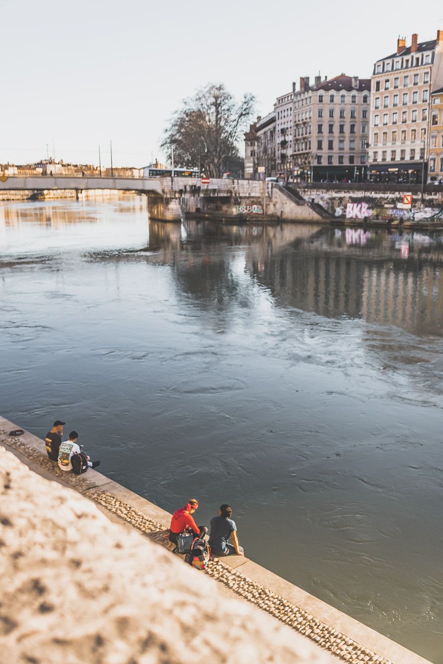 Personnes assises sur les Quais de Saône à Lyon