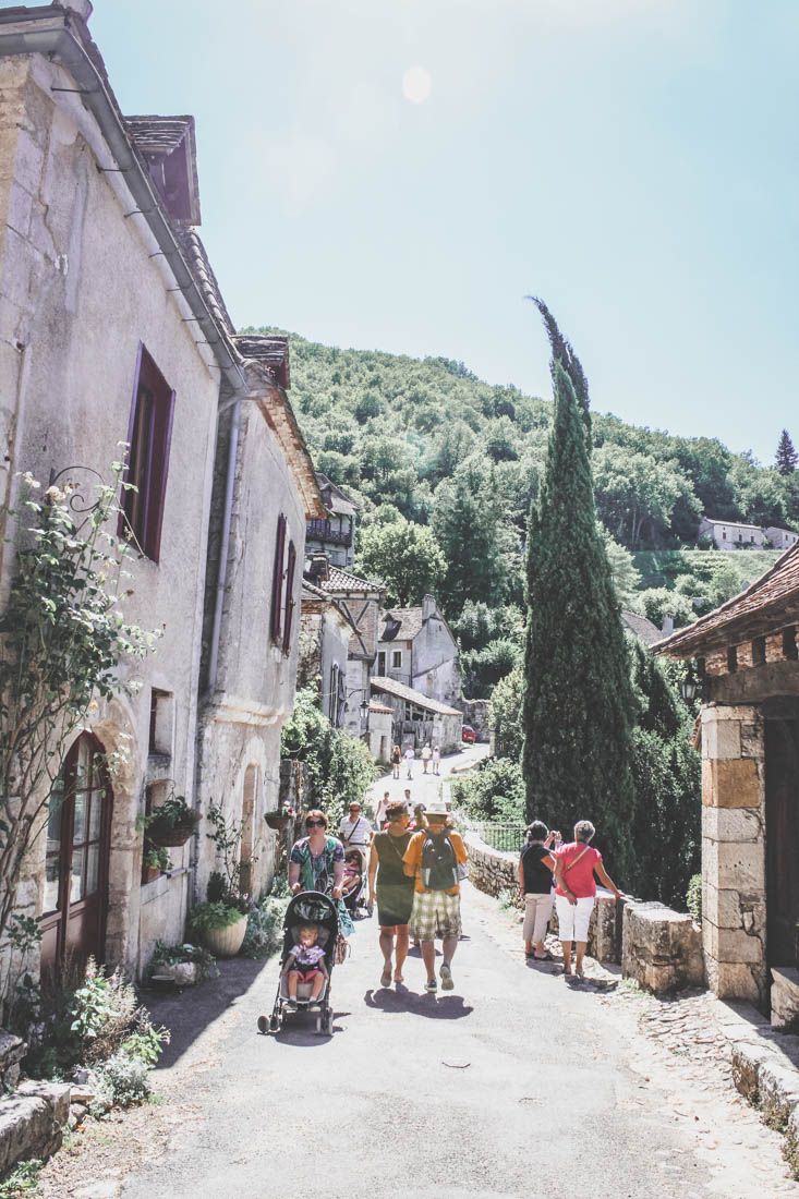 Villages du Lot - touristes à Saint-Cirq-Lapopie