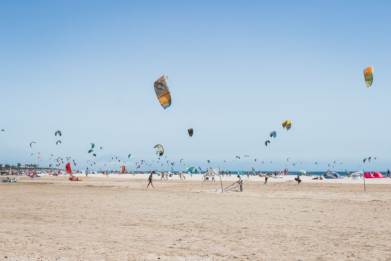 Plage avec des cerfs volants en Andalousie - Valdevaqueros