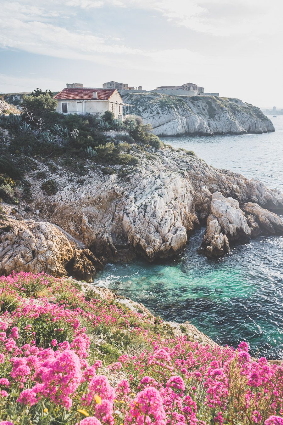 Découverte des Iles du Frioul / Tu planifies un voyage à Marseille? Suis le guide! Dans notre article, tu trouveras toutes les informations et beaucoup de photos qui te guideront dans ton excursion pour visiter les Iles du Frioul #marseille #frioul #mediterranée #france #provence #vacances / Randonnées / Baignade à Marseille / Vacances en France / Provence / Voyages en France / Nature / Destination nature / Plage Marseille / Calanques / Voyages