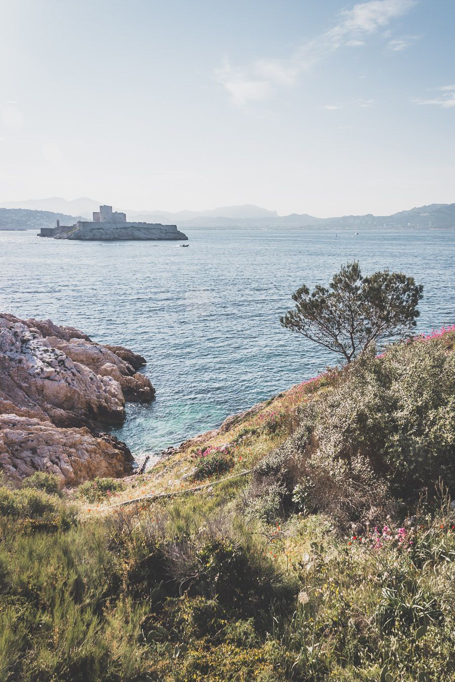 Découverte des Iles du Frioul / Tu planifies un voyage à Marseille? Suis le guide! Dans notre article, tu trouveras toutes les informations et beaucoup de photos qui te guideront dans ton excursion pour visiter les Iles du Frioul #marseille #frioul #mediterranée #france #provence #vacances / Randonnées / Baignade à Marseille / Vacances en France / Provence / Voyages en France / Nature / Destination nature / Plage Marseille / Calanques / Voyages