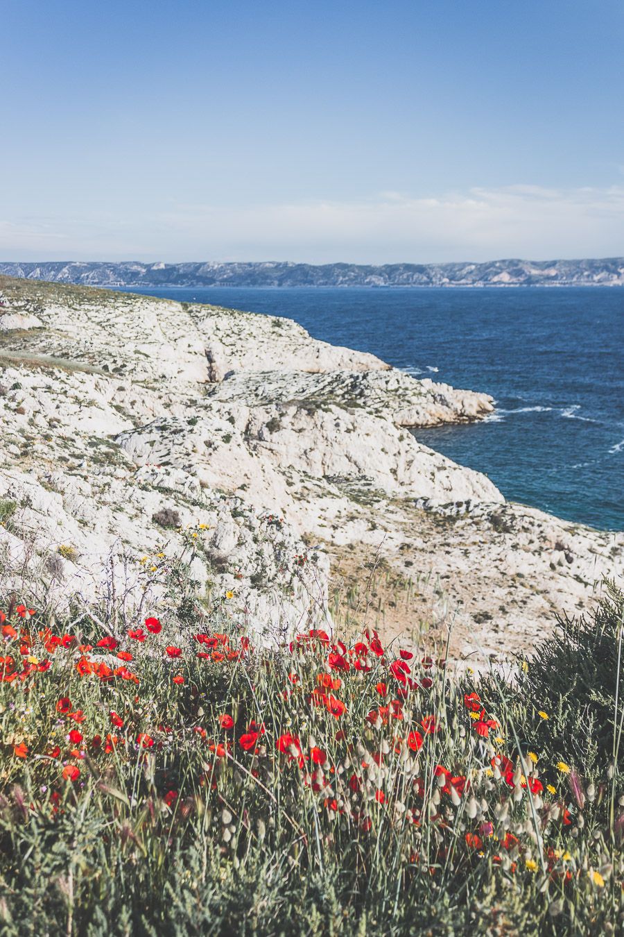 Découverte des Iles du Frioul / Tu planifies un voyage à Marseille? Suis le guide! Dans notre article, tu trouveras toutes les informations et beaucoup de photos qui te guideront dans ton excursion pour visiter les Iles du Frioul #marseille #frioul #mediterranée #france #provence #vacances / Randonnées / Baignade à Marseille / Vacances en France / Provence / Voyages en France / Nature / Destination nature / Plage Marseille / Calanques / Voyages