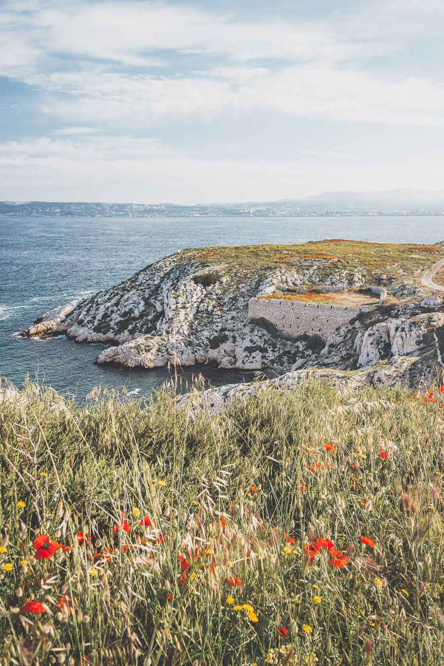 Découverte des Iles du Frioul / Tu planifies un voyage à Marseille? Suis le guide! Dans notre article, tu trouveras toutes les informations et beaucoup de photos qui te guideront dans ton excursion pour visiter les Iles du Frioul #marseille #frioul #mediterranée #france #provence #vacances / Randonnées / Baignade à Marseille / Vacances en France / Provence / Voyages en France / Nature / Destination nature / Plage Marseille / Calanques / Voyages