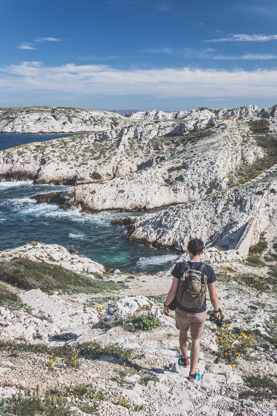 Découverte des Iles du Frioul / Tu planifies un voyage à Marseille? Suis le guide! Dans notre article, tu trouveras toutes les informations et beaucoup de photos qui te guideront dans ton excursion pour visiter les Iles du Frioul #marseille #frioul #mediterranée #france #provence #vacances / Randonnées / Baignade à Marseille / Vacances en France / Provence / Voyages en France / Nature / Destination nature / Plage Marseille / Calanques / Voyages