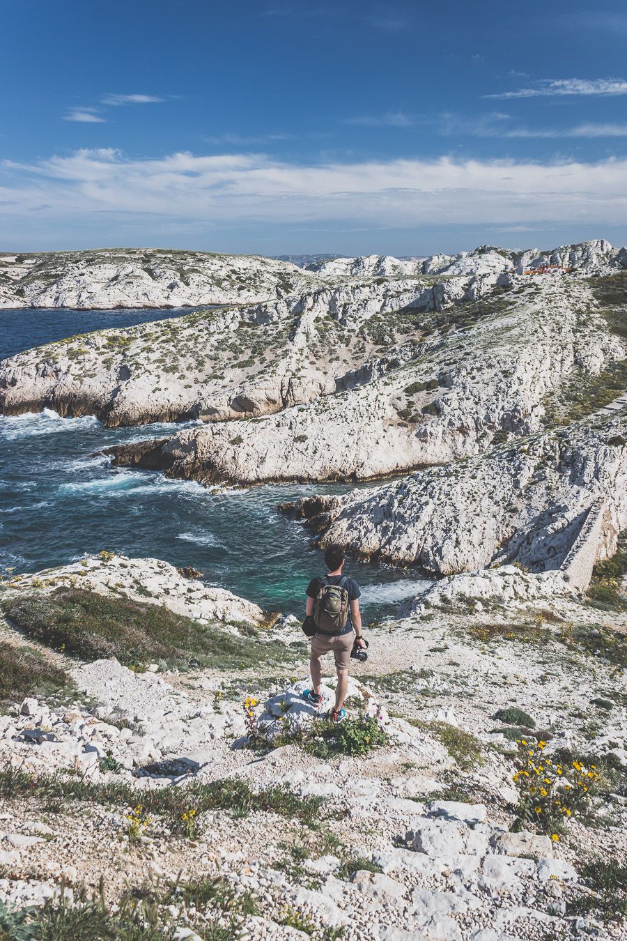 Découverte des Iles du Frioul / Tu planifies un voyage à Marseille? Suis le guide! Dans notre article, tu trouveras toutes les informations et beaucoup de photos qui te guideront dans ton excursion pour visiter les Iles du Frioul #marseille #frioul #mediterranée #france #provence #vacances / Randonnées / Baignade à Marseille / Vacances en France / Provence / Voyages en France / Nature / Destination nature / Plage Marseille / Calanques / Voyages