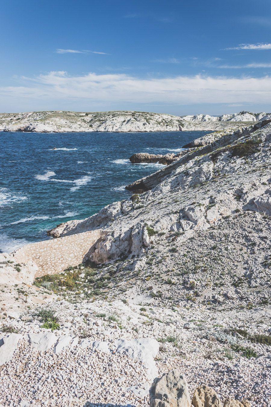 Découverte des Iles du Frioul / Tu planifies un voyage à Marseille? Suis le guide! Dans notre article, tu trouveras toutes les informations et beaucoup de photos qui te guideront dans ton excursion pour visiter les Iles du Frioul #marseille #frioul #mediterranée #france #provence #vacances / Randonnées / Baignade à Marseille / Vacances en France / Provence / Voyages en France / Nature / Destination nature / Plage Marseille / Calanques / Voyages