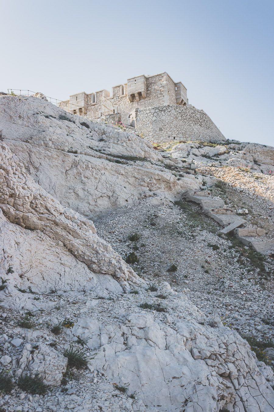 Découverte des Iles du Frioul / Tu planifies un voyage à Marseille? Suis le guide! Dans notre article, tu trouveras toutes les informations et beaucoup de photos qui te guideront dans ton excursion pour visiter les Iles du Frioul #marseille #frioul #mediterranée #france #provence #vacances / Randonnées / Baignade à Marseille / Vacances en France / Provence / Voyages en France / Nature / Destination nature / Plage Marseille / Calanques / Voyages