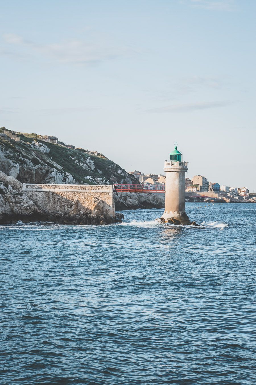 Tu es à Marseille et tu as envie de t'échapper du tumulte de la ville une journée? Tu planifies un voyage à Marseille? Suis le guide! Dans notre article, tu trouveras toutes les informations et beaucoup de photos qui te guideront dans ton excursion pour visiter les Iles du Frioul #marseille #frioul #mediterranée #france #provence #vacances / Randonnées / Baignade à Marseille / Vacances en France / Provence / Voyages en France / Nature / Destination nature / Plage Marseille / Calanques / Voyages