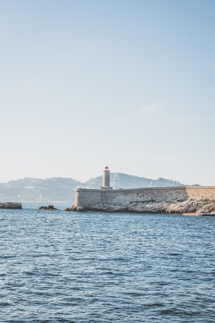 Tu es à Marseille et tu as envie de t'échapper du tumulte de la ville une journée? Tu planifies un voyage à Marseille? Suis le guide! Dans notre article, tu trouveras toutes les informations et beaucoup de photos qui te guideront dans ton excursion pour visiter les Iles du Frioul #marseille #frioul #mediterranée #france #provence #vacances / Randonnées / Baignade à Marseille / Vacances en France / Provence / Voyages en France / Nature / Destination nature / Plage Marseille / Calanques / Voyages