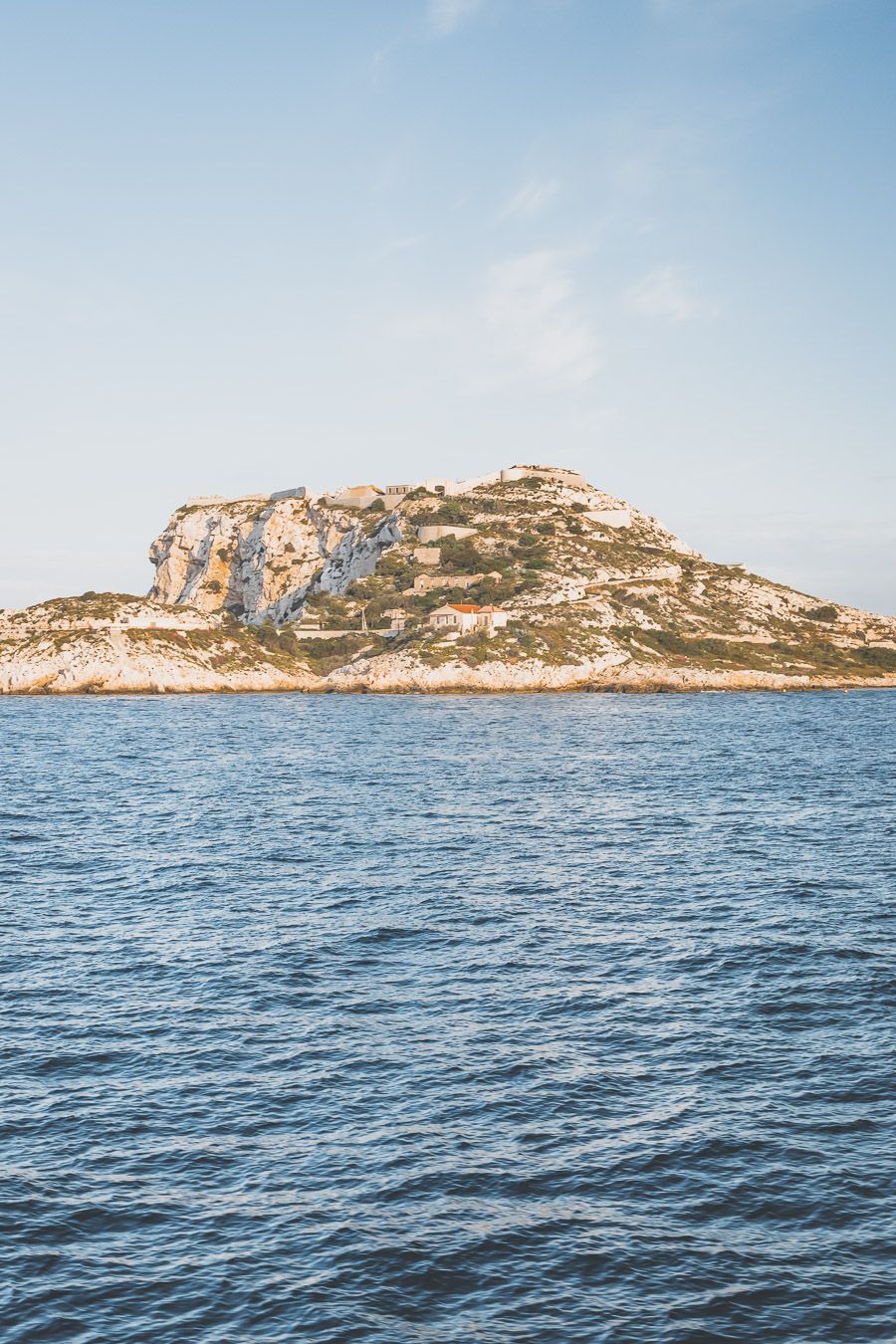 Tu es à Marseille et tu as envie de t'échapper du tumulte de la ville une journée? Tu planifies un voyage à Marseille? Suis le guide! Dans notre article, tu trouveras toutes les informations et beaucoup de photos qui te guideront dans ton excursion pour visiter les Iles du Frioul #marseille #frioul #mediterranée #france #provence #vacances / Randonnées / Baignade à Marseille / Vacances en France / Provence / Voyages en France / Nature / Destination nature / Plage Marseille / Calanques / Voyages